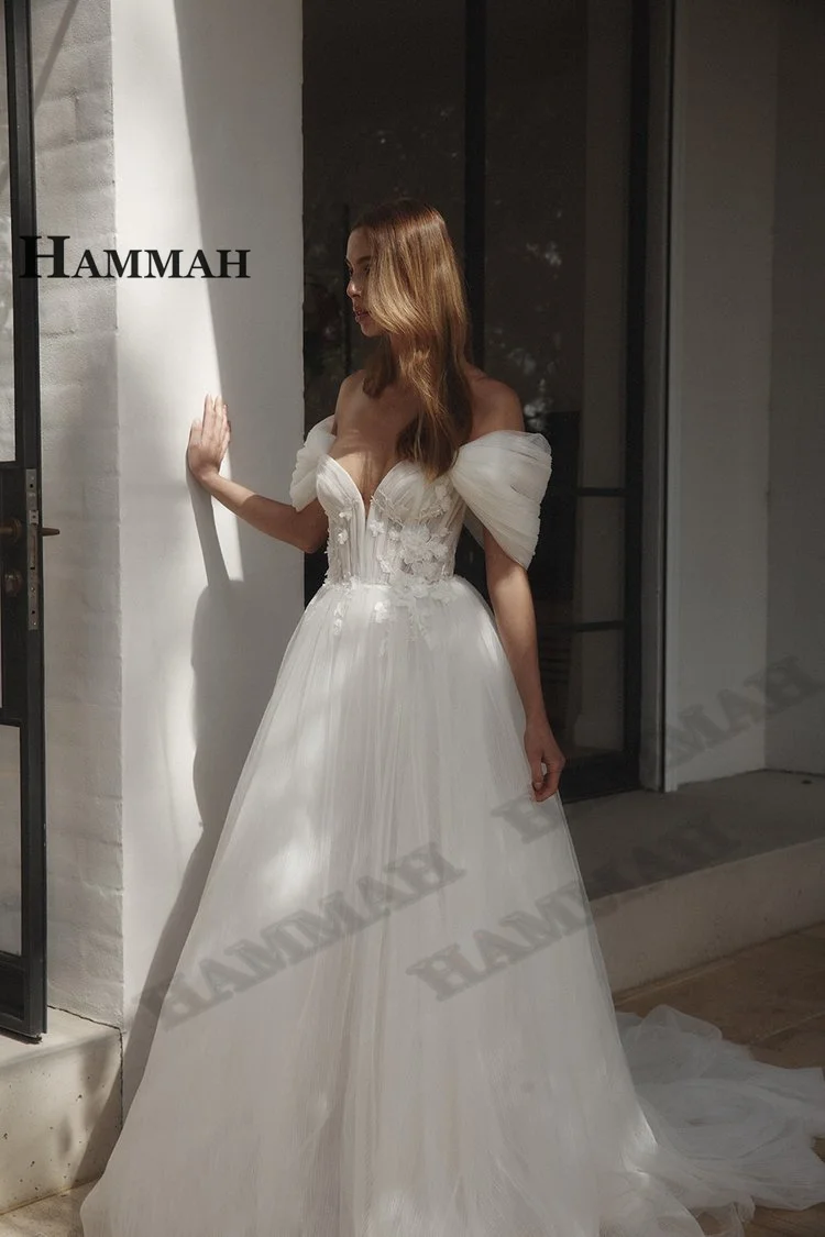 Булчинска рокля с v-образно деколте и аппликацией в стил ХАММА за сватба, очарователен фатиновые рокля с открити рамене, приказни рокли за булката с цип трапецовидна форма . ' - ' . 1