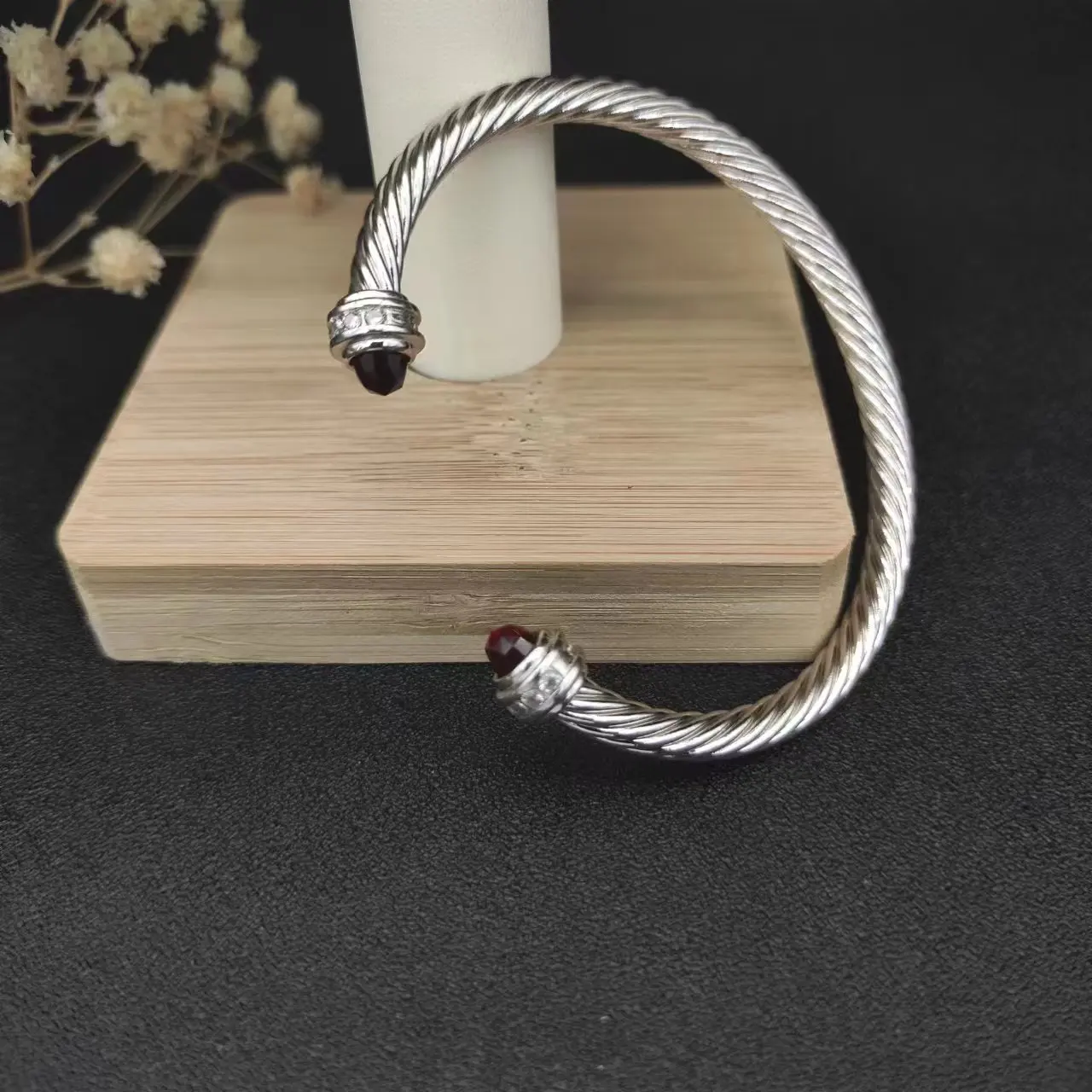 Класически гривна с кабел с диаметър 5 мм от May DY от сребро с аметистом и диаманти под формата на паве от Ahee Jewelers . ' - ' . 4