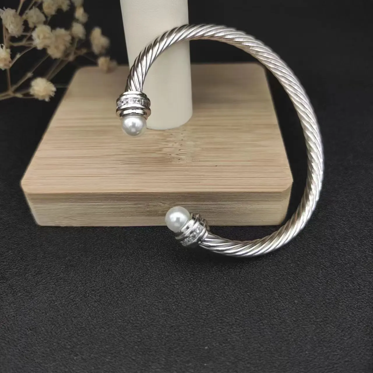 Класически гривна с кабел с диаметър 5 мм от May DY от сребро с аметистом и диаманти под формата на паве от Ahee Jewelers . ' - ' . 5